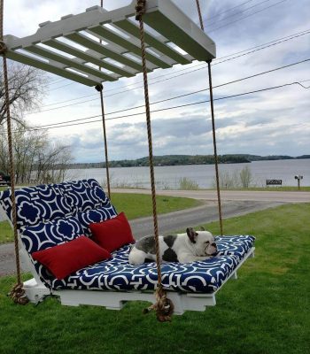 self-made pallet lounge swing